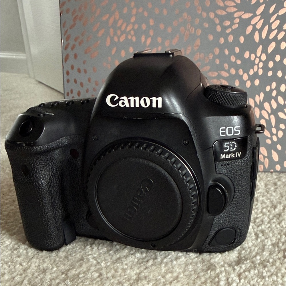 Canon EOS 5D Mark IV DSLR Camera - Sleek Black